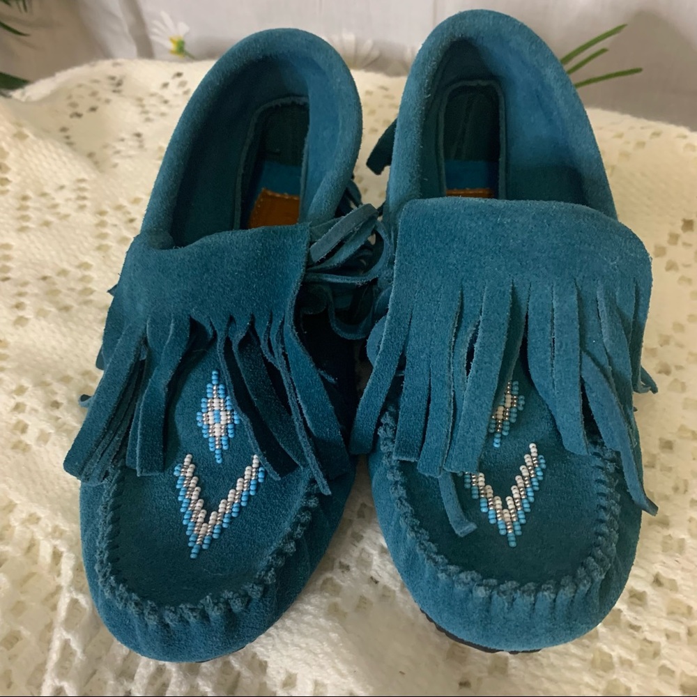Manitobah Mukluks paddle blue fringe moccasins